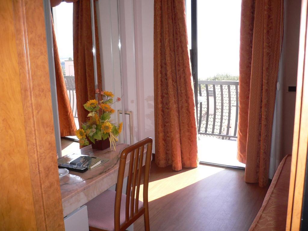 Hotel Canguro Сан-Бенедетто-дель-Тронто Номер фото
